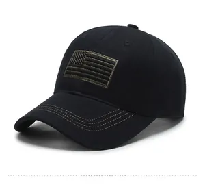 Détail de la casquette de baseball noire avec écusson drapeau vert olive brodé à l'avant