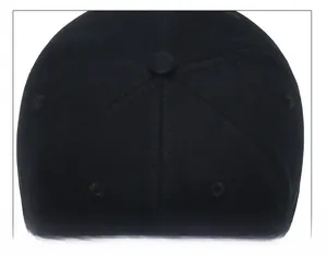 Détail de la couronne à six panneaux et du bouton supérieur sur une casquette noire