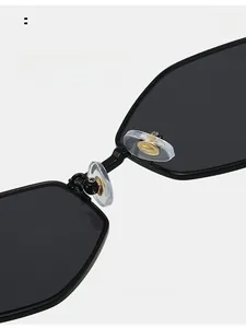 Vue macro des plaquettes de nez confortables sur des lunettes de soleil en métal