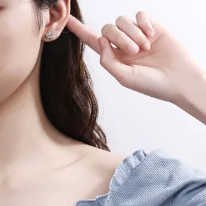 Élégantes boucles d'oreilles papillon en argent 925 avec une pierre de moissanite de 1 carat