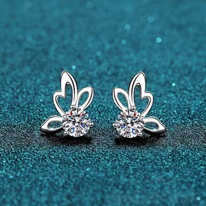 Élégantes boucles d'oreilles papillon en argent S925 avec pierres de moissanite