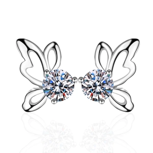 Boucles d'oreilles papillon en argent S925 avec moissanite à quatre griffes sur blanc