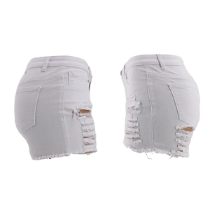 Detailansicht der weißen Distressed-Denim-Shorts mit ausgefransten Säumen und hohem Bund