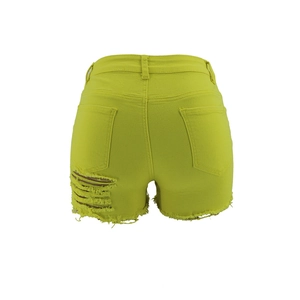Detail von neongelben Denim-Shorts mit Rissen an der Gesäßtasche und hoher Taille