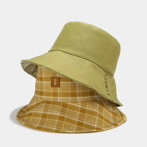 Cappello da sole reversibile verde oliva e a quadri gialli con patch ricamata