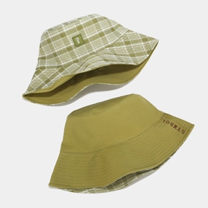 Dettagli del cappello a secchiello reversibile con motivo a quadri verde oliva