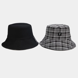 Dettagli della toppa con simbolo nero e motivo scozzese su cappelli da pescatore