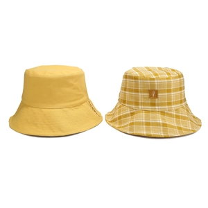 Cappello da sole reversibile da donna con motivo a quadri gialli e toppa ricamata