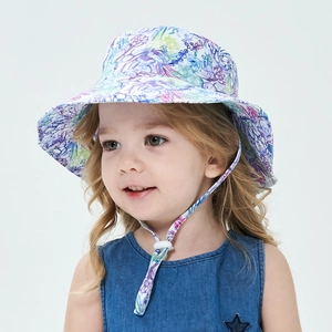 Bimbo indossa cappello da sole floreale con tesa larga e cinturino regolabile