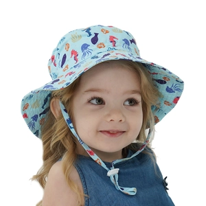 Dettaglio cappello da sole azzurro per bambini con creature marine e coulisse