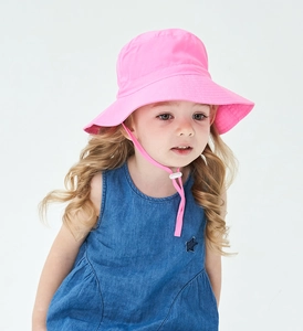 Dettaglio cappello sole rosa per bambini con cordoncino regolabile per esterni