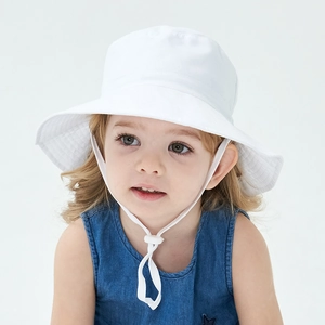 Dettaglio cappello da sole bianco per bambini con tesa larga e cordino regolabile