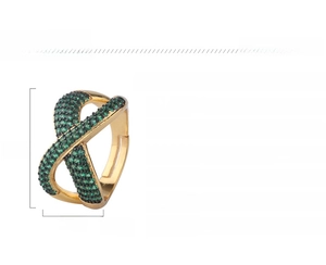 Dettaglio dell'anello incrociato con zirconi verdi micro-pavé e placcatura 14K