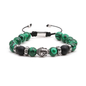 Dettaglio di perle di malachite verde e testa di Buddha in argento su bracciale intrecciato