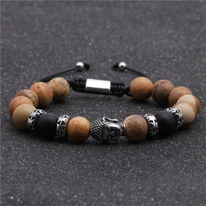 Dettaglio macro bracciale Buddha regolabile con pietre naturali e cordino intrecciato