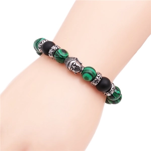 Dettaglio del bracciale da uomo con testa di Buddha e perle nere e verdi venate