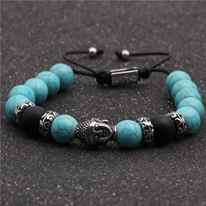 Dettaglio macro del bracciale intrecciato regolabile con perline turchesi e testa di Buddha
