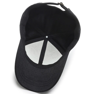 Vue intérieure de la casquette de baseball noire pour hommes avec bande de propreté
