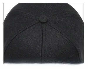 Détail de la calotte à six panneaux avec coutures renforcées d'une casquette noire