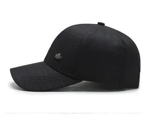 Vue latérale d'une casquette de baseball gris foncé pour hommes avec tissu respirant