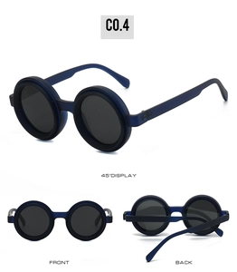 Detailansicht der runden mattblauen Sonnenbrille mit dunklen UV-Schutz Gläsern