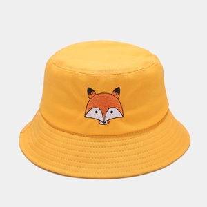 Détail du chapeau bob en coton jaune avec broderie renard et bordure renforcée à coutures