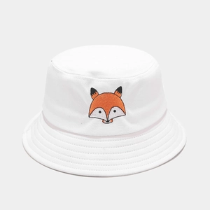 Détail de la broderie de renard et surpiqûres renforcées sur le bob en coton blanc