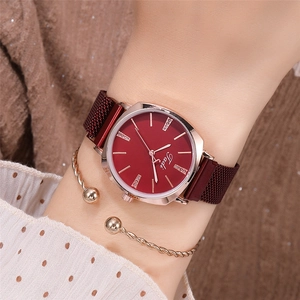 Élégante montre quartz pour femme avec cadran rouge, boîtier or rose et bracelet milanais