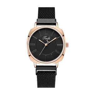 Détails de la montre Tadi en or rose avec bracelet en maille milanaise noire et cadran sombre