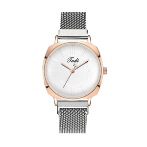 Détails du cadran blanc avec boîtier en or rose et bracelet en maille argentée
