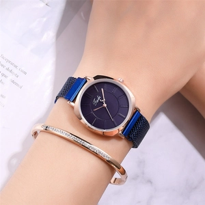 Montre femme en or rose avec bracelet en maille bleue et ensemble de jonc en cristal