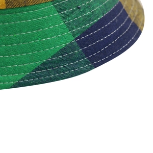 Detailopname van de fijne stiksels en de geruite stoftextuur van een retro vissershoedje