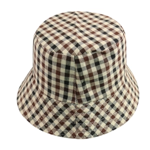 Detail van een vintage Harajuku-stijl geruite vissershoed met bruin patroon