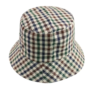 Vintage geruite vissershoed met een groen en blauw ruitjespatroon voor optimale zonbescherming