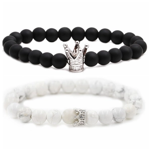 Dettaglio dei bracciali a corona con perle di agata nera opaca e turchese bianco