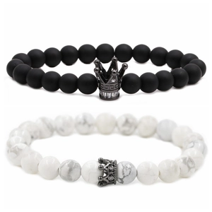 Dettaglio di bracciali di coppia con perline in turchese bianco e nero opaco con corona