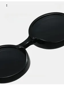 Nahaufnahme der bequemen integrierten Nasenpads an der schwarzen Rundrahmen-Sonnenbrille