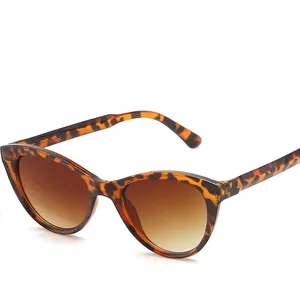 Retro tortoiseshell cat-eye sunglasses with gradient brown lenses for a vintage style