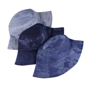 Lot de trois bobs vintage en denim délavé tie-dye pour femmes en dégradé de bleu