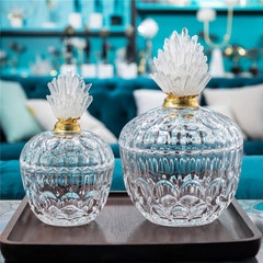 Nahaufnahme eleganter Glasbehälter mit Kristall-Ananas-Deckeln auf Holztablett