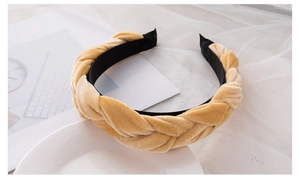 Detail of beige velvet braided headband with soft sheen and anti-slip lining