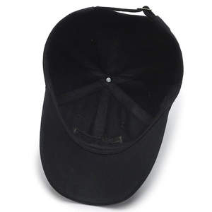 Casquette de baseball noire en coton montrant la structure interne et boucle en métal