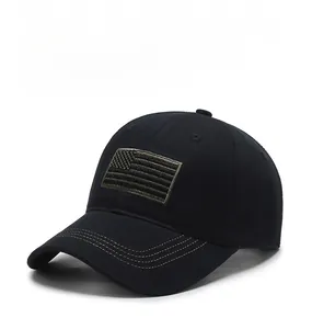 Détail de la casquette noire avec écusson drapeau américain et coutures dorées sur la visière