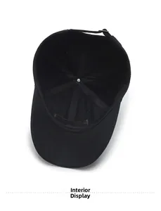 Détails de l'intérieur d'une casquette de baseball noire en coton et sangle réglable