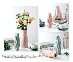 Détail de vases géométriques rose et vert menthe avec texture diamant 3D pour la déco