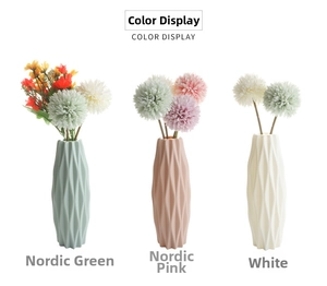 Vases géométriques modernes en vert, rose et blanc avec arrangements floraux