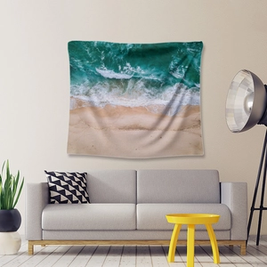 Detail eines Strand-Wandteppichs über einem modernen Sofa im Wohnzimmer-Ambiente