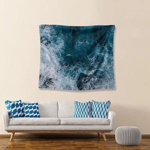 Detailansicht des Wandteppichs mit Wellenmuster über einem beigen Sofa im Wohnzimmer