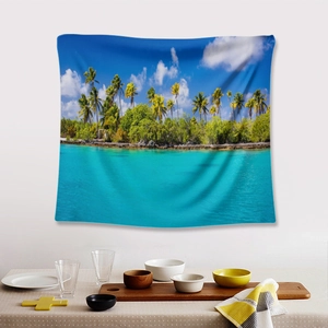 Nahaufnahme eines Wandteppichs mit tropischem Strandmotiv, blauem Meer und Palmen