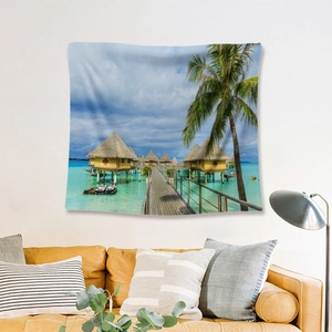 Detailansicht der Wandtapisserie mit Malediven-Landschaft über einem braunen Ledersofa